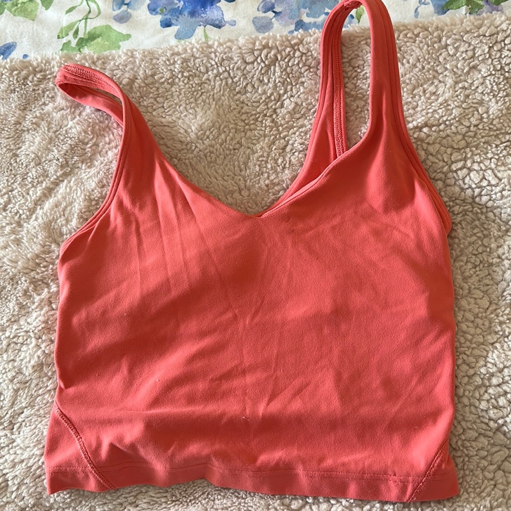 Hii im selling a luluelmon align tank!